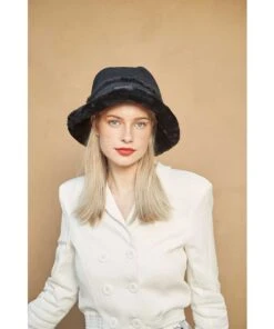 UGG Tina Bucket Hat -Uggbay 0002 UGGBucketHatModel2